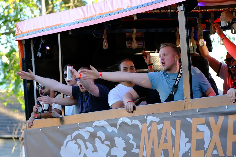 Gäste winken vom Wagen